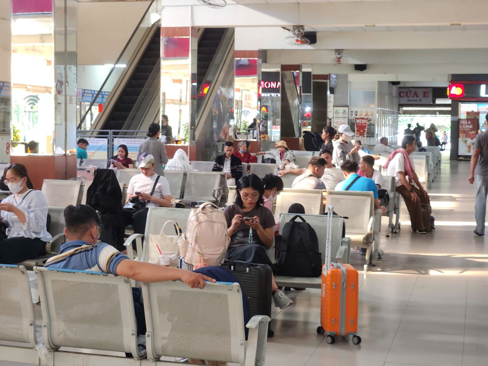 Giao thông cửa ngõ tăng nhiệt, sân bay Tân Sơn Nhất chạm ngưỡng cao điểm chiều 29/4- Ảnh 6. Giao thông cửa ngõ tăng nhiệt, sân bay Tân Sơn Nhất chạm ngưỡng cao điểm chiều 29/4- Ảnh 6.