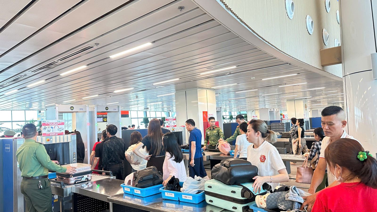 Giao thông cửa ngõ tăng nhiệt, sân bay Tân Sơn Nhất chạm ngưỡng cao điểm chiều 29/4- Ảnh 13. Giao thông cửa ngõ tăng nhiệt, sân bay Tân Sơn Nhất chạm ngưỡng cao điểm chiều 29/4- Ảnh 13.