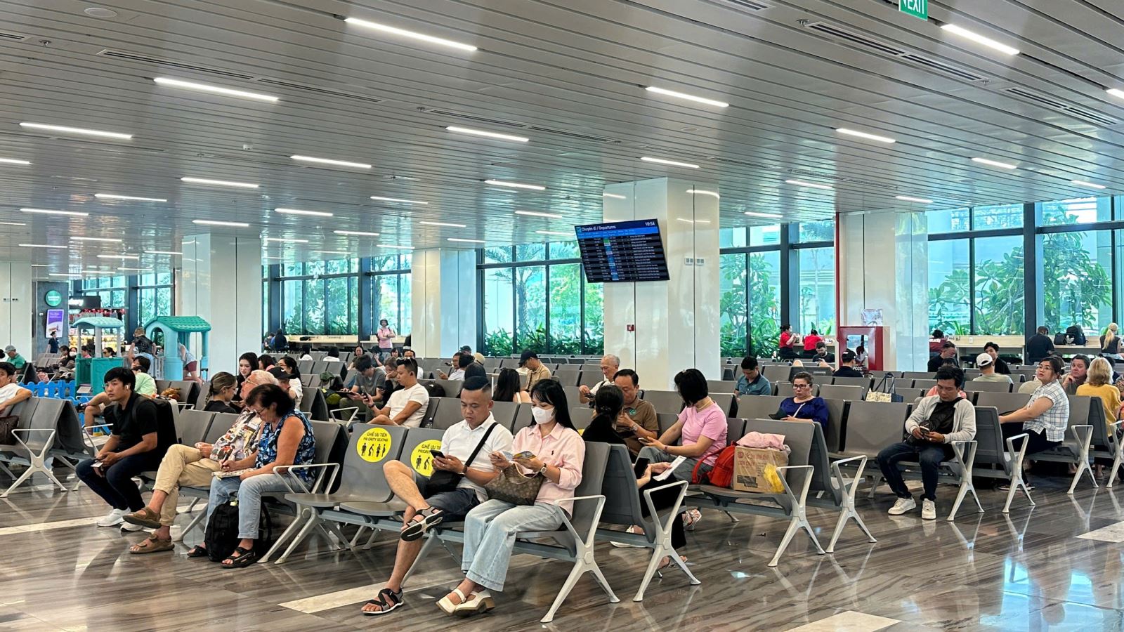 Giao thông cửa ngõ tăng nhiệt, sân bay Tân Sơn Nhất chạm ngưỡng cao điểm chiều 29/4- Ảnh 11. Giao thông cửa ngõ tăng nhiệt, sân bay Tân Sơn Nhất chạm ngưỡng cao điểm chiều 29/4- Ảnh 11.