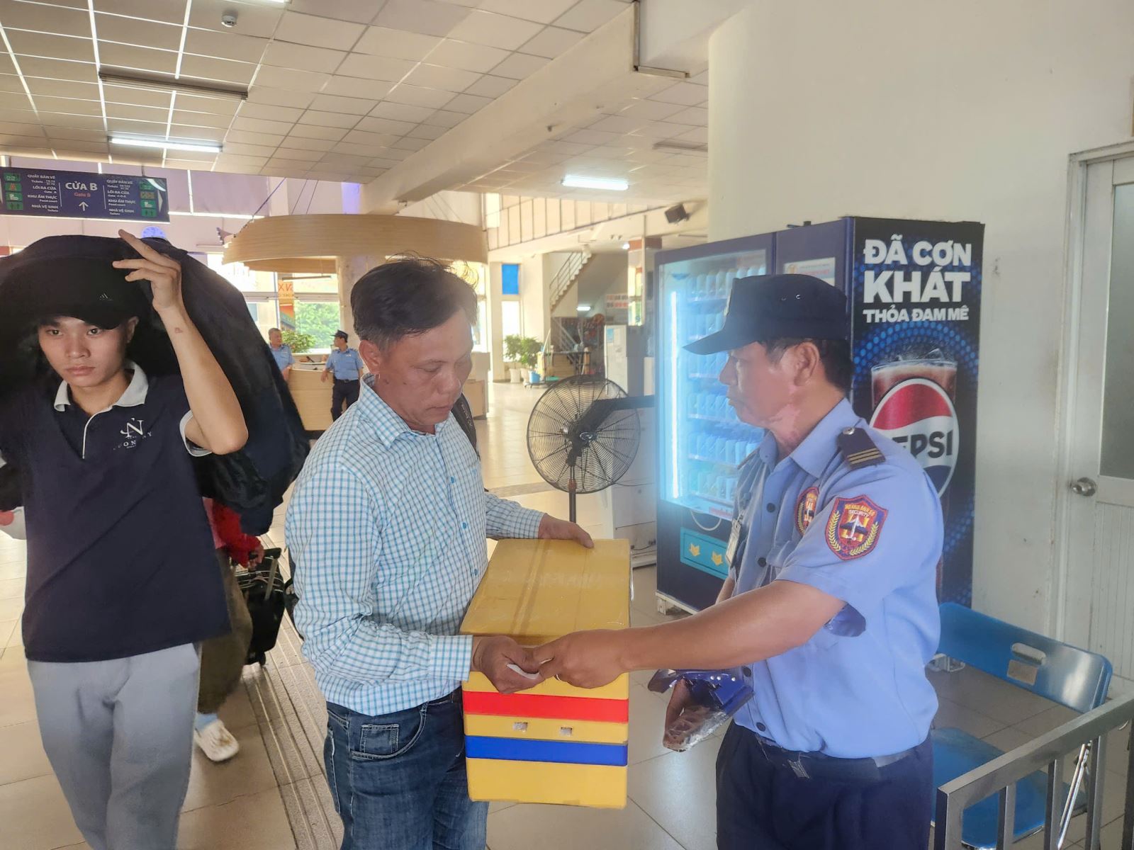 Giao thông cửa ngõ tăng nhiệt, sân bay Tân Sơn Nhất chạm ngưỡng cao điểm chiều 29/4- Ảnh 7. Giao thông cửa ngõ tăng nhiệt, sân bay Tân Sơn Nhất chạm ngưỡng cao điểm chiều 29/4- Ảnh 7.