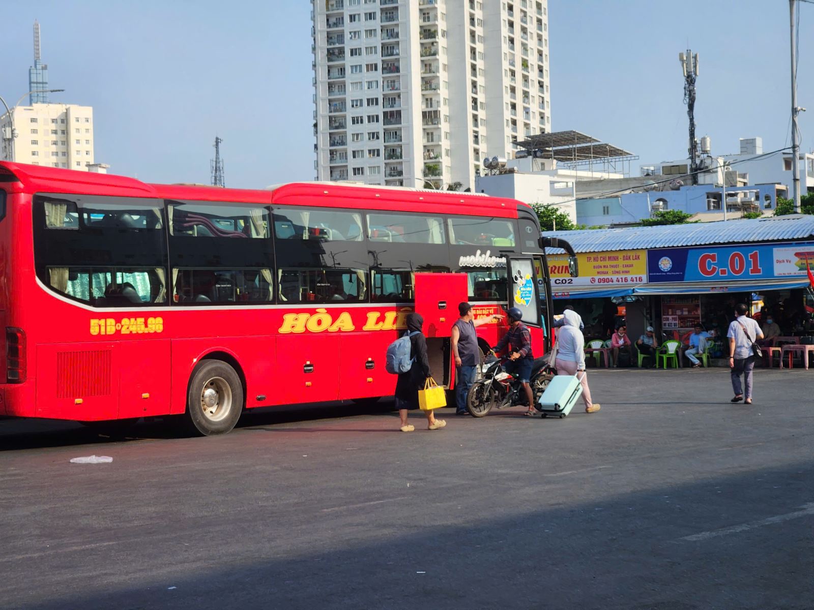 Giao thông cửa ngõ tăng nhiệt, sân bay Tân Sơn Nhất chạm ngưỡng cao điểm chiều 29/4- Ảnh 5. Giao thông cửa ngõ tăng nhiệt, sân bay Tân Sơn Nhất chạm ngưỡng cao điểm chiều 29/4- Ảnh 5.
