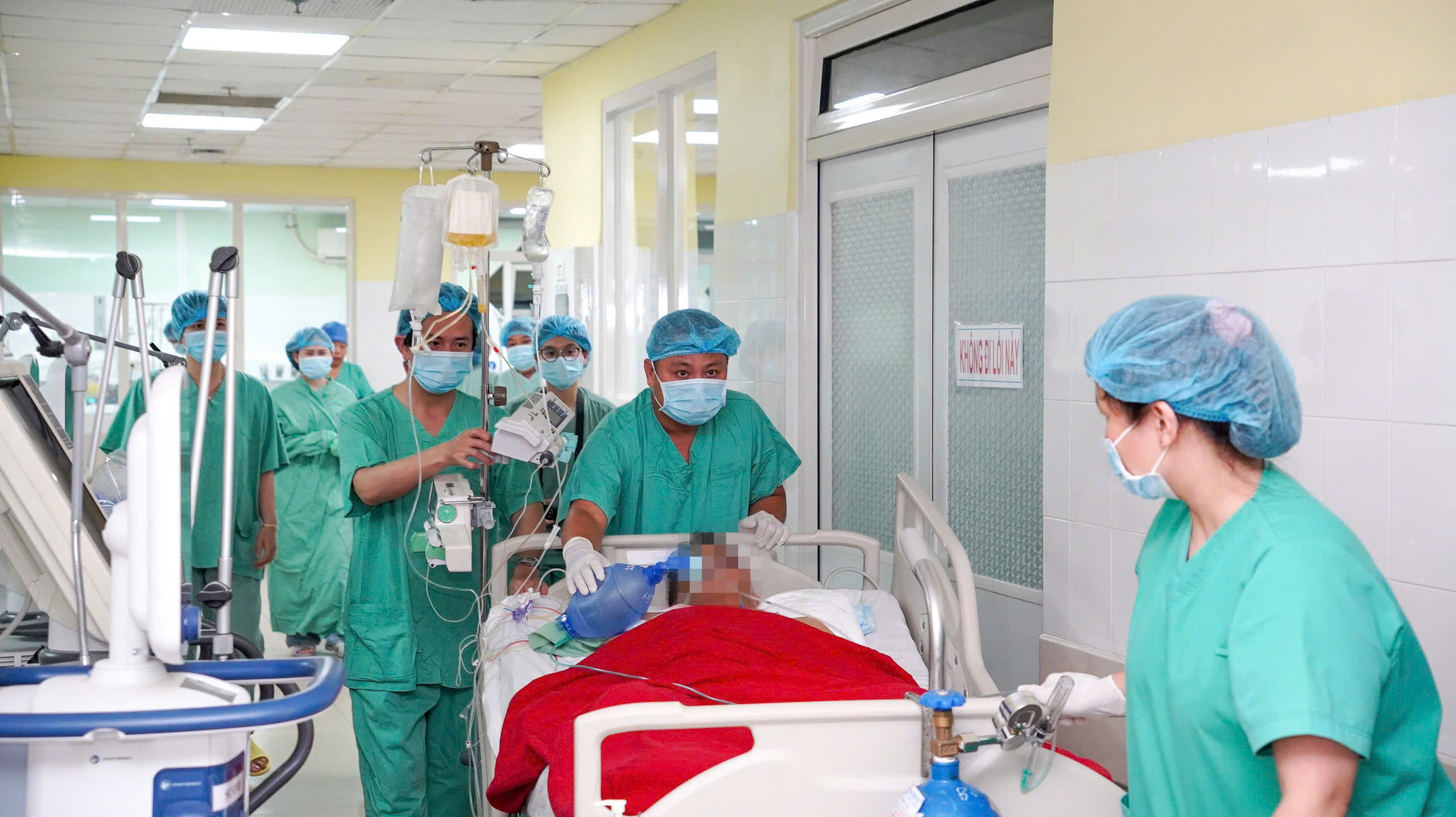 Gần 200 cán bộ y tế xuyên đêm ghép tạng, nối tiếp sự sống cho 6 bệnh nhân- Ảnh 3. Gần 200 cán bộ y tế xuyên đêm ghép tạng, nối tiếp sự sống cho 6 bệnh nhân- Ảnh 3.