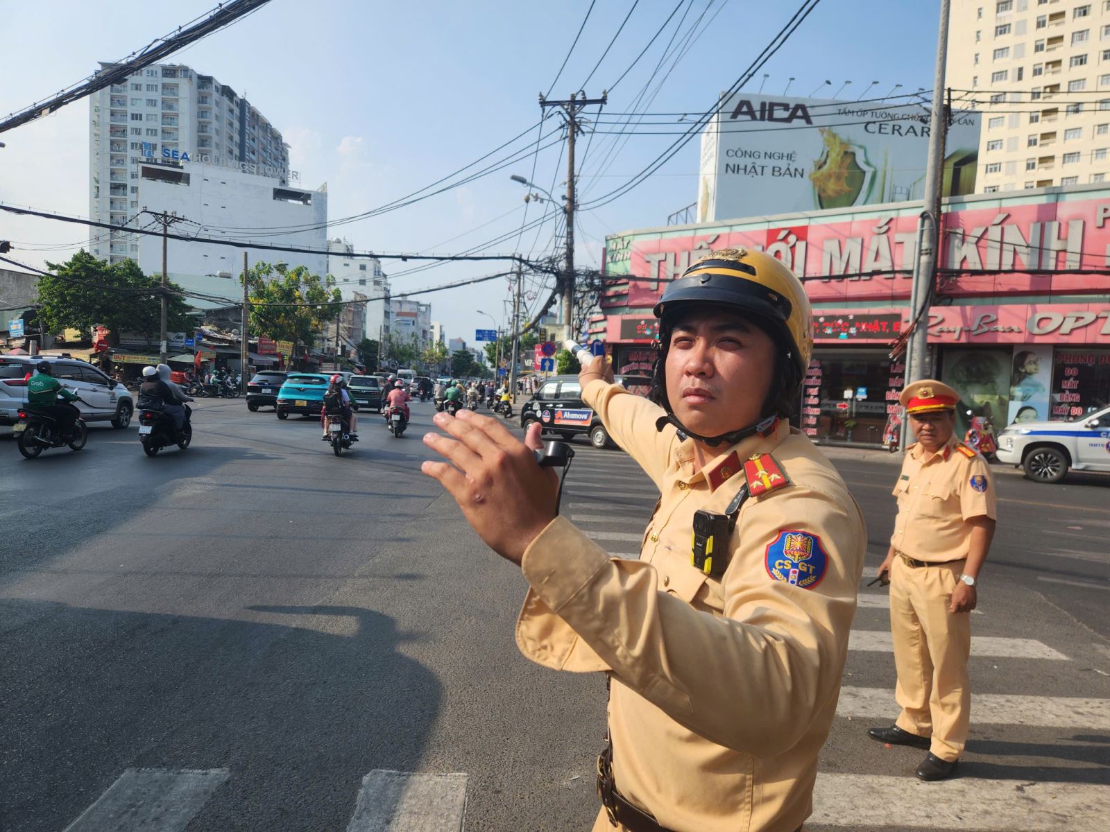 Giao thông cửa ngõ tăng nhiệt, sân bay Tân Sơn Nhất chạm ngưỡng cao điểm chiều 29/4- Ảnh 3. Giao thông cửa ngõ tăng nhiệt, sân bay Tân Sơn Nhất chạm ngưỡng cao điểm chiều 29/4- Ảnh 3.