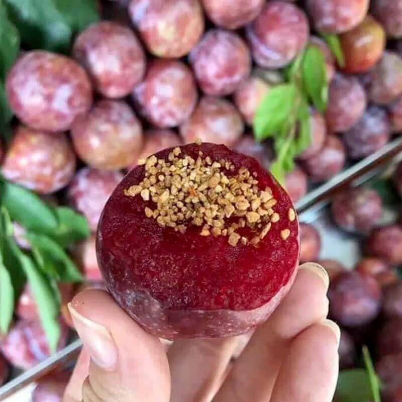 Ăn mận hậu có gây nóng trong và nổi mụn?- Ảnh 1.