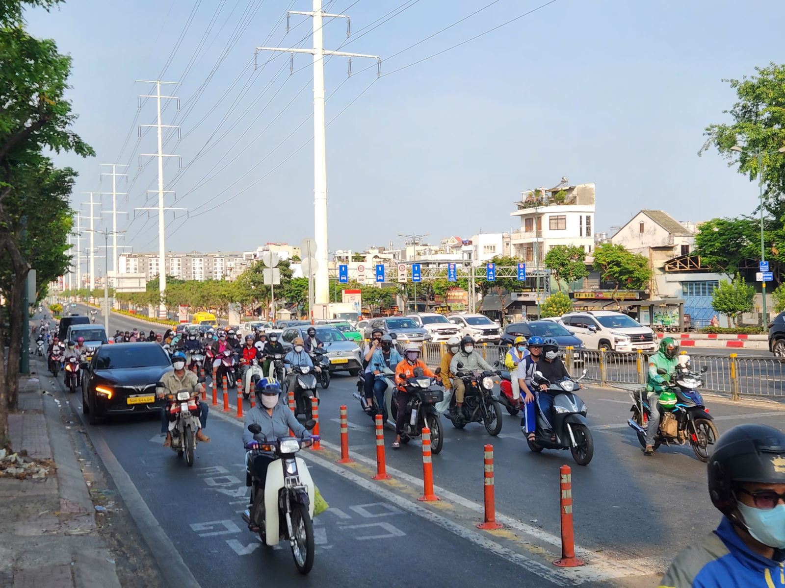 Giao thông cửa ngõ tăng nhiệt, sân bay Tân Sơn Nhất chạm ngưỡng cao điểm chiều 29/4- Ảnh 9. Giao thông cửa ngõ tăng nhiệt, sân bay Tân Sơn Nhất chạm ngưỡng cao điểm chiều 29/4- Ảnh 9.