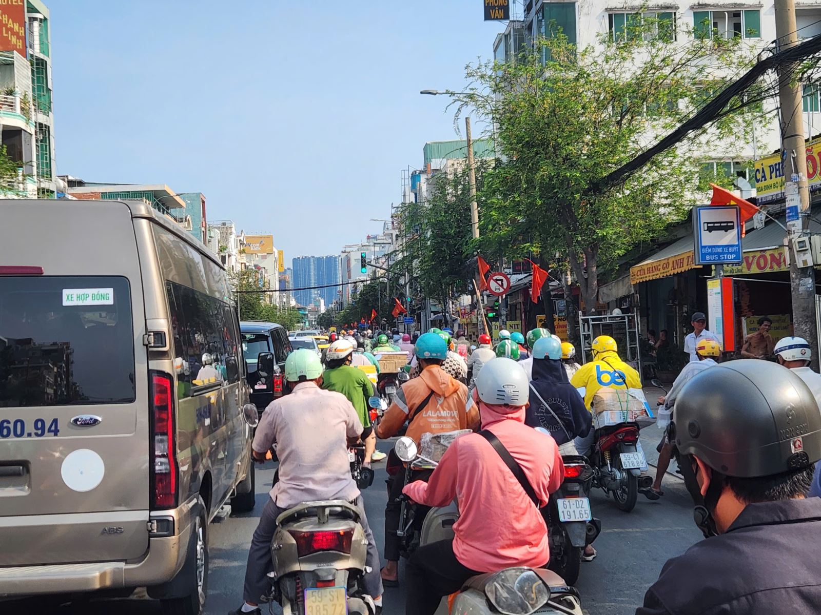 Giao thông cửa ngõ tăng nhiệt, sân bay Tân Sơn Nhất chạm ngưỡng cao điểm chiều 29/4- Ảnh 2. Giao thông cửa ngõ tăng nhiệt, sân bay Tân Sơn Nhất chạm ngưỡng cao điểm chiều 29/4- Ảnh 2.