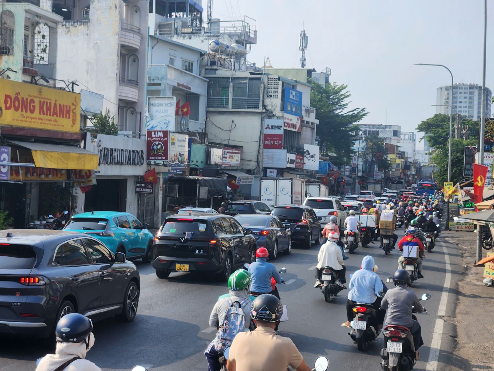 Giao thông cửa ngõ tăng nhiệt, sân bay Tân Sơn Nhất chạm ngưỡng cao điểm chiều 29/4- Ảnh 1. Giao thông cửa ngõ tăng nhiệt, sân bay Tân Sơn Nhất chạm ngưỡng cao điểm chiều 29/4- Ảnh 1.