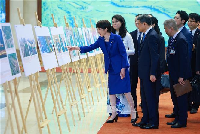 Thủ tướng Lê Minh Hưng và Thủ tướng Nhật Bản tham quan Trưng bày ảnh- Ảnh 5. Thủ tướng Lê Minh Hưng và Thủ tướng Nhật Bản tham quan Trưng bày ảnh- Ảnh 5.