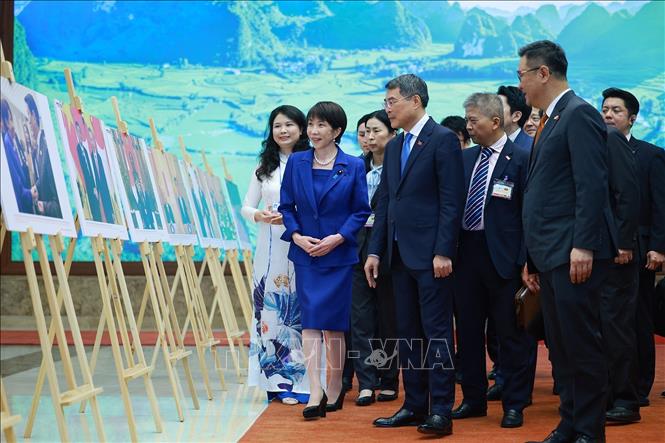 Thủ tướng Lê Minh Hưng và Thủ tướng Nhật Bản tham quan Trưng bày ảnh- Ảnh 1. Thủ tướng Lê Minh Hưng và Thủ tướng Nhật Bản tham quan Trưng bày ảnh- Ảnh 1.