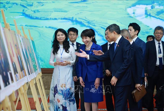 Thủ tướng Lê Minh Hưng và Thủ tướng Nhật Bản tham quan Trưng bày ảnh- Ảnh 4. Thủ tướng Lê Minh Hưng và Thủ tướng Nhật Bản tham quan Trưng bày ảnh- Ảnh 4.