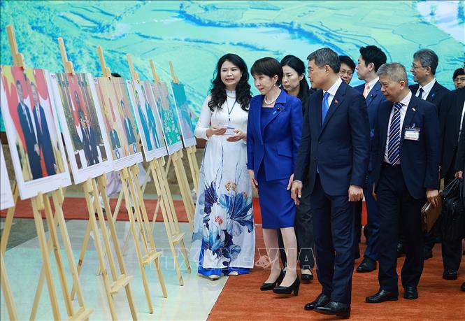 Thủ tướng Lê Minh Hưng và Thủ tướng Nhật Bản tham quan Trưng bày ảnh- Ảnh 6. Thủ tướng Lê Minh Hưng và Thủ tướng Nhật Bản tham quan Trưng bày ảnh- Ảnh 6.