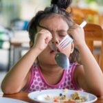 Cân bằng dinh dưỡng khi trẻ sinh hoạt thất thường trong ngày hè