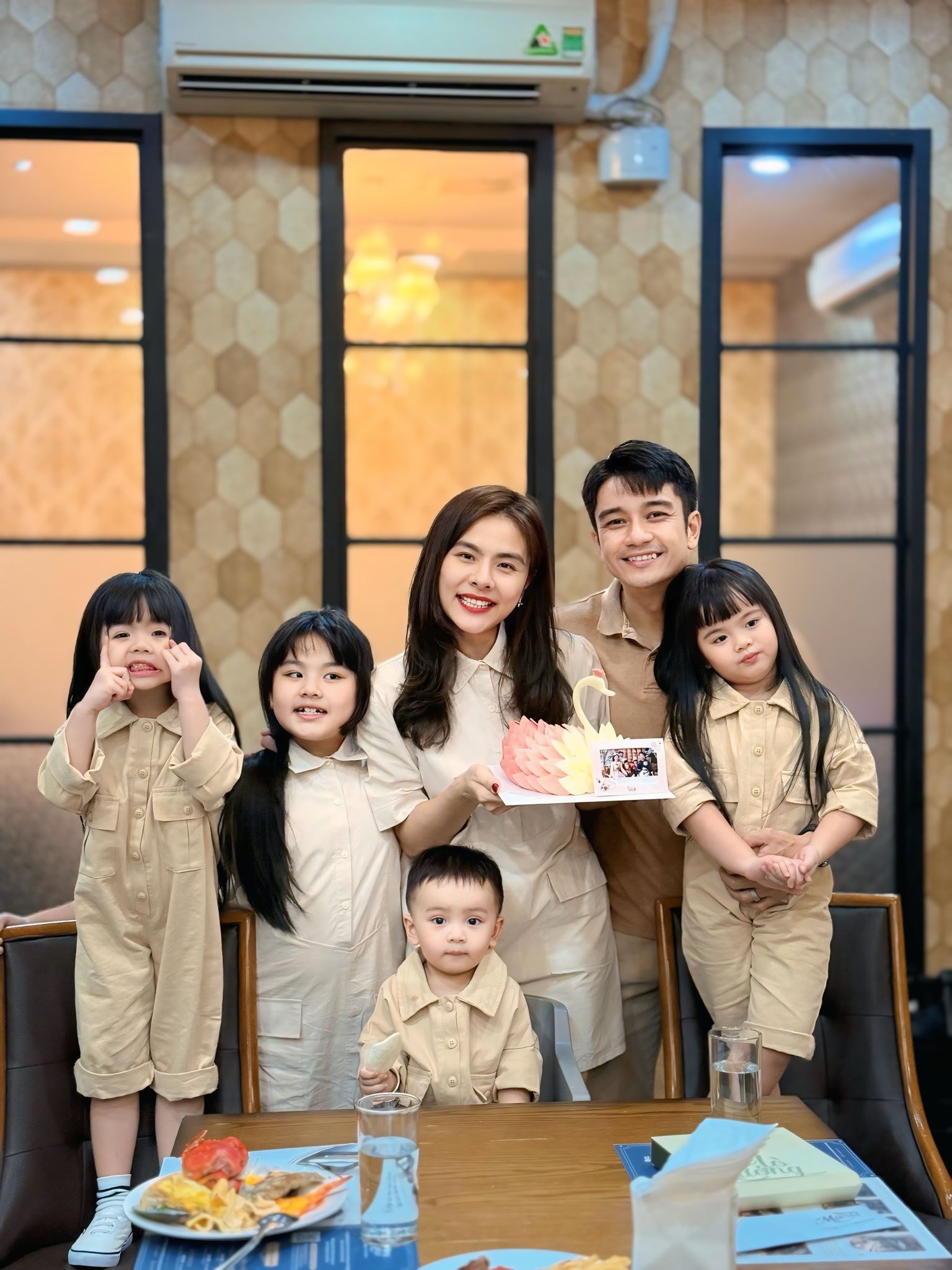 Diễn viên Vân Trang: 'Nuôi 4 con dạy tôi bớt cầu toàn, hiểu rằng dinh dưỡng không phải là cuộc chiến'- Ảnh 4. Diễn viên Vân Trang: 'Nuôi 4 con dạy tôi bớt cầu toàn, hiểu rằng dinh dưỡng không phải là cuộc chiến'- Ảnh 4.