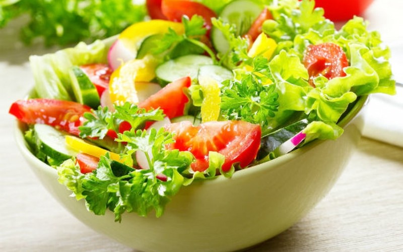 110001cach-lam-salad-ca-chua-dua-chuot-ngon-hon-ngoai-tiemthumb-17792743378231039460692-1 7 món ăn – bài thuốc giúp kiểm soát acid uric, hỗ trợ phòng ngừa gout- Ảnh 4.