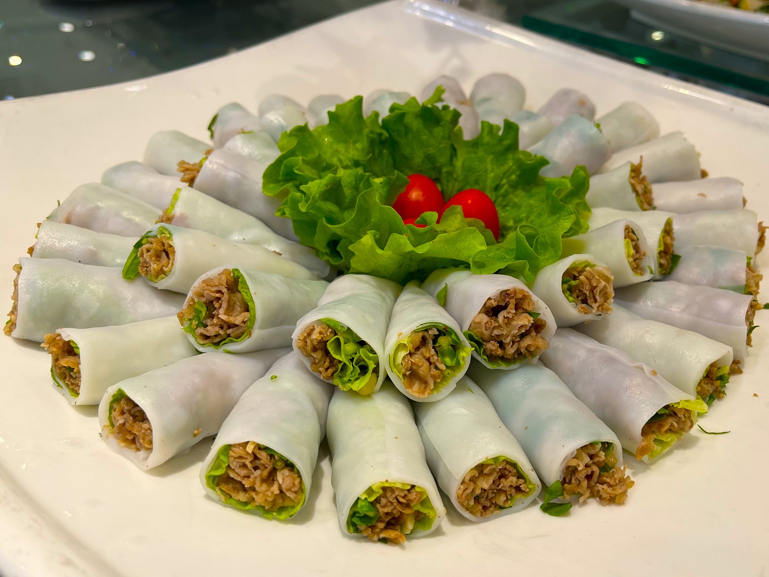111122-pho-cuon-buffet-poseidon-1-1778572797259521864426 Phở cuốn: Biến tấu món phở thanh mát giúp giảm cân, giữ dáng- Ảnh 2.