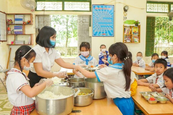 Dinh dưỡng tăng cường miễn dịch cho trẻ em trong ngày hè