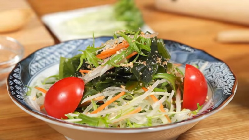 3-cach-lam-salad-rong-bien-tuoi-vua-ngon-lai-con-giup-giam-can-202012011513125631-177993948652570993000 5 món ăn bài thuốc từ rong biển giúp thanh nhiệt, bổ sung khoáng chất- Ảnh 5.