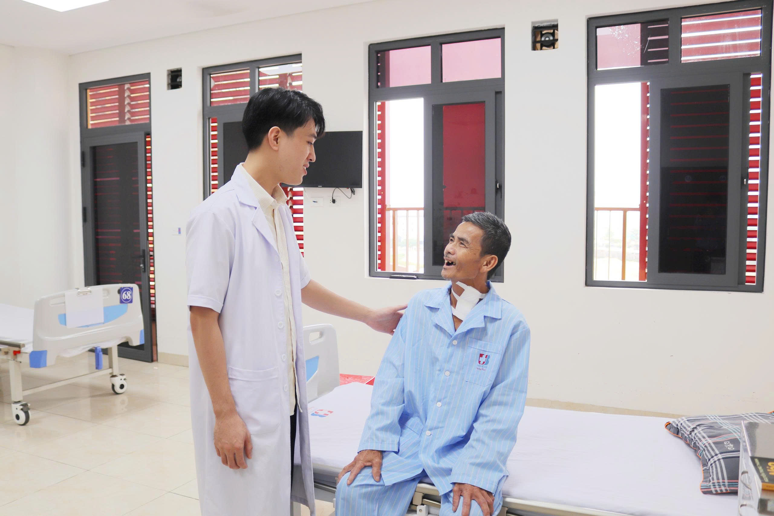 Phẫu thuật nội soi thành công cho bệnh nhân 64 tuổi cùng mắc hai loại ung thư khó- Ảnh 3.