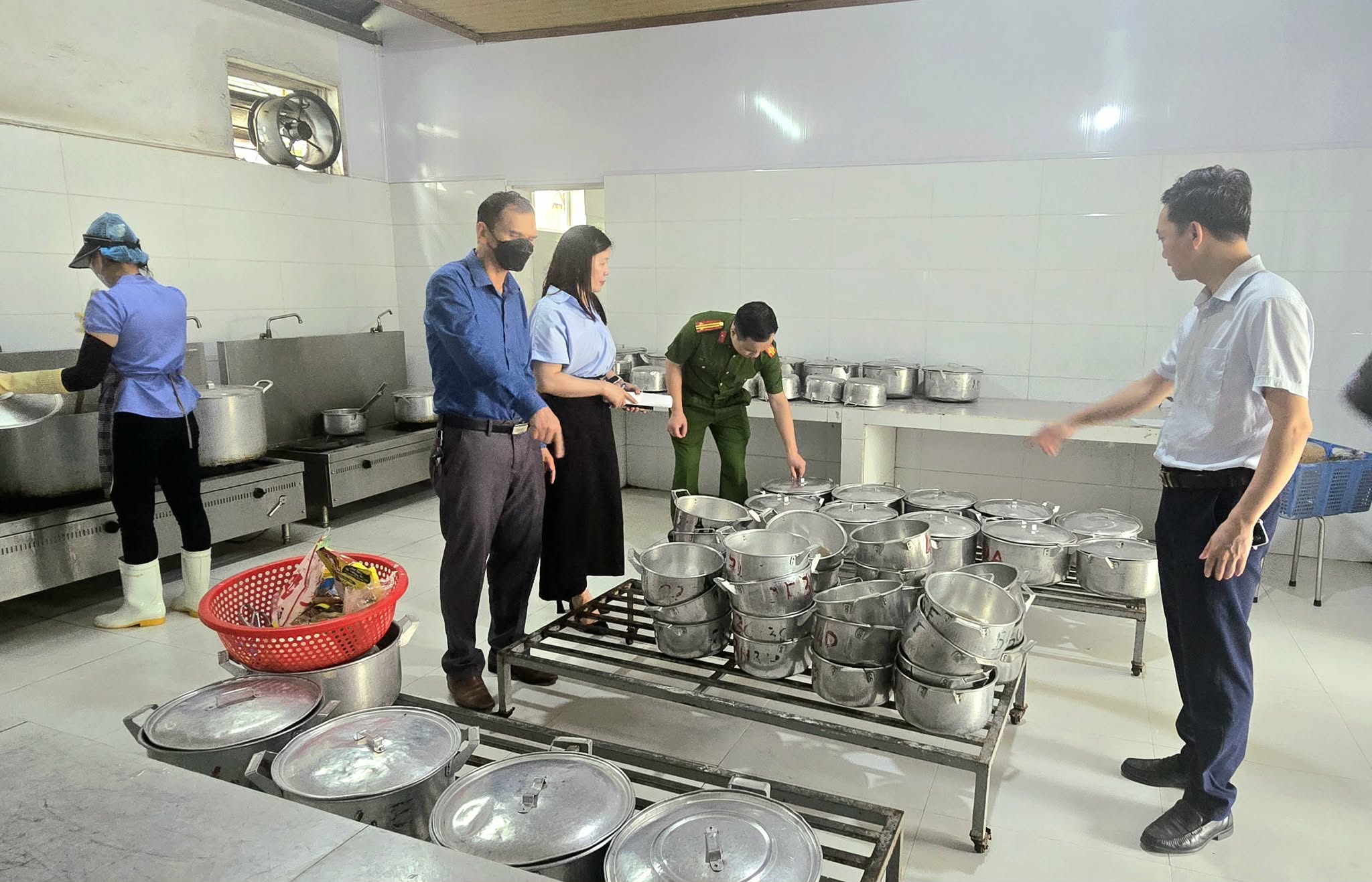 Phát hiện kiến trên khay chế biến bánh mỳ: Đoàn liên ngành tỉnh Nghệ An kiên quyết xử lý sai phạm- Ảnh 2.