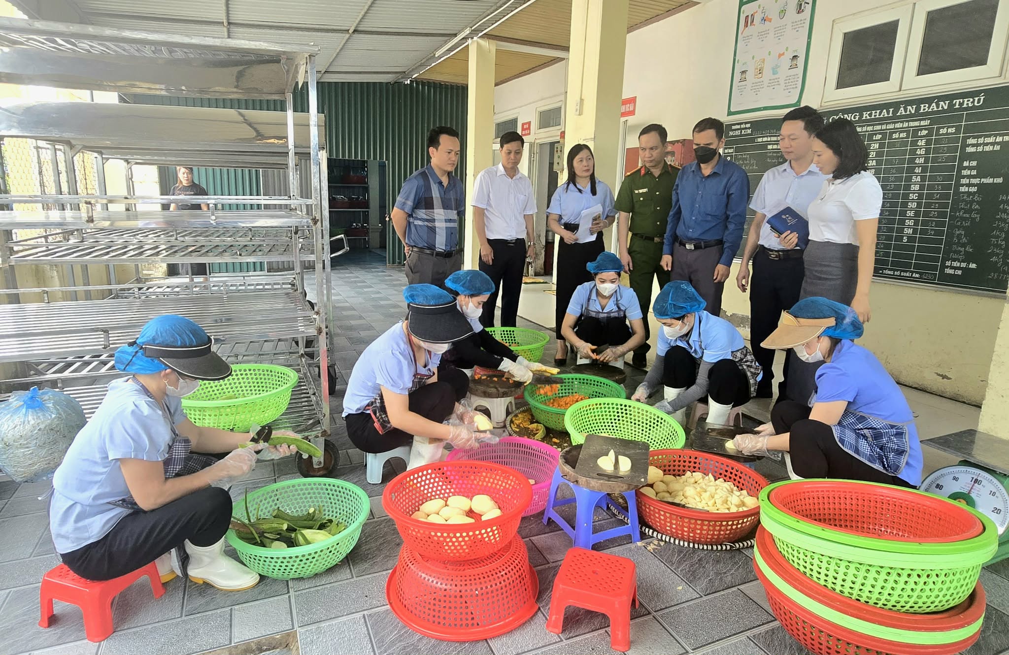 Phát hiện kiến trên khay chế biến bánh mỳ: Đoàn liên ngành tỉnh Nghệ An kiên quyết xử lý sai phạm- Ảnh 1.