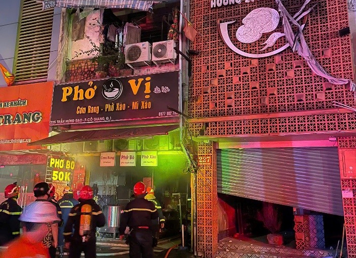Kịp thời cứu 4 người mắc kẹt trong vụ cháy ở trung tâm TP Hồ Chí Minh
