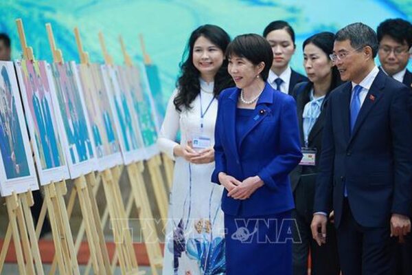 Thủ tướng Lê Minh Hưng và Thủ tướng Nhật Bản tham quan Trưng bày ảnh