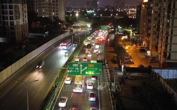 Xử phạt 35 triệu đồng tài xế taxi công nghệ đi ngược chiều trên tuyến cao tốc Pháp Vân - Cao Bồ- Ảnh 2.