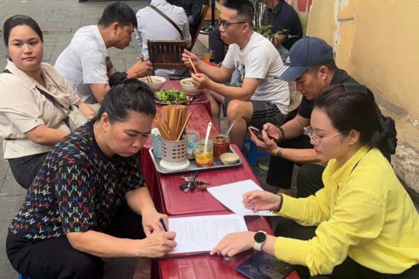 Nhiều hàng quán ở phường Hoàn Kiếm bị xử phạt do vi phạm vệ sinh, an toàn thực phẩm