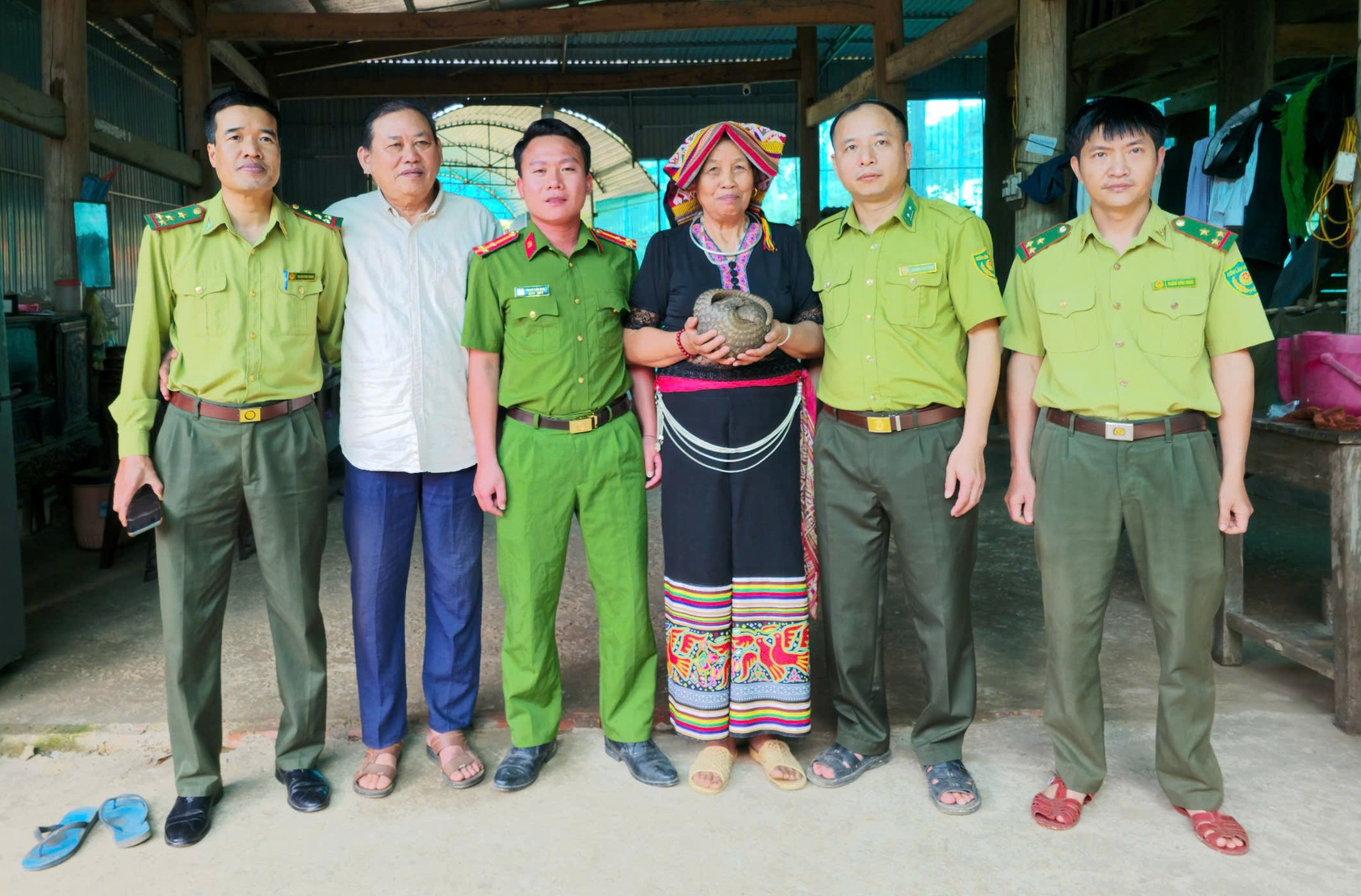 Phát hiện 'khách lạ' đi lạc vào vườn, người dân giao nộp tê tê quý hiếm- Ảnh 1.