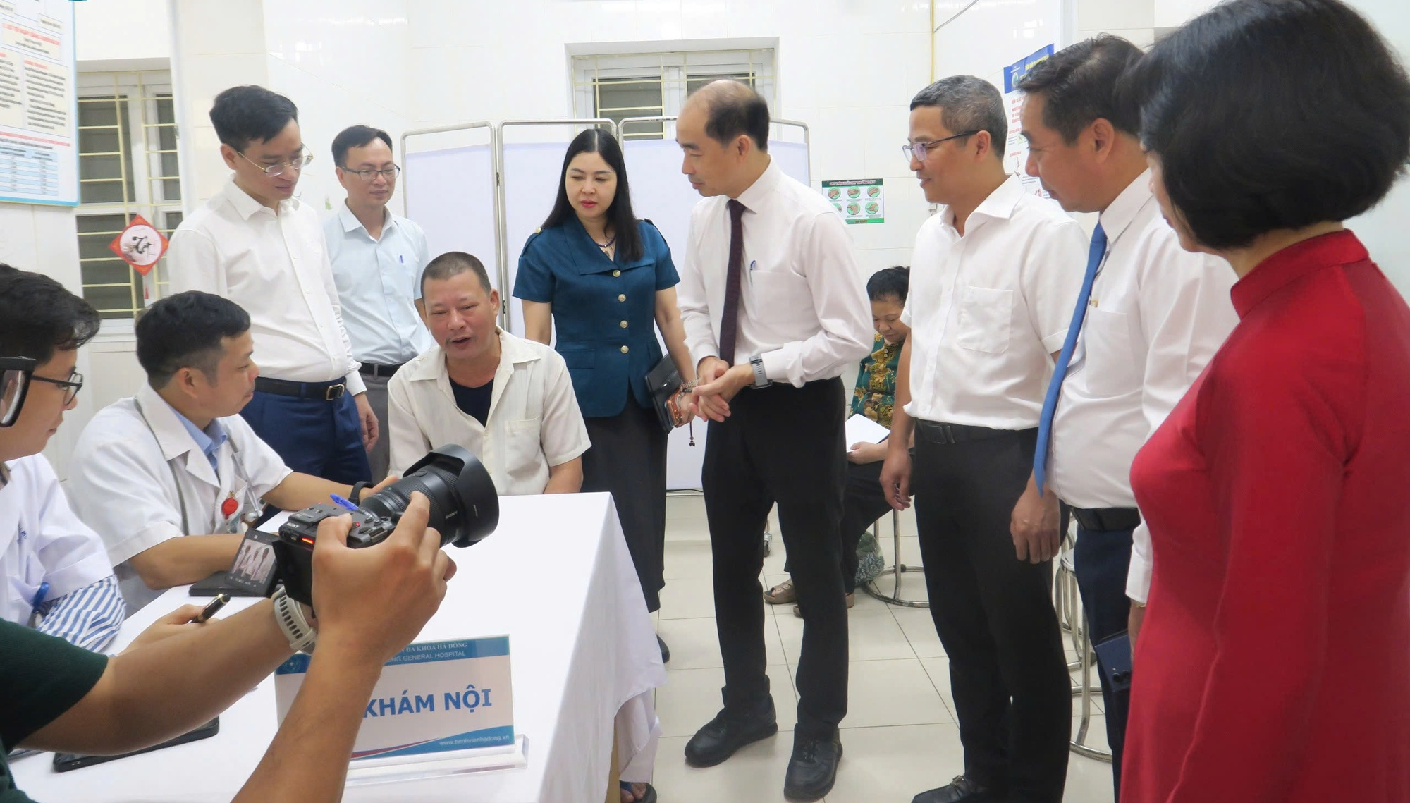 base64-17781656599331080474753 3 bệnh viện ở Hà Nội 'tiếp sức' cho Trạm Y tế phường Đại Mỗ- Ảnh 1.