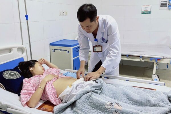 Báo động đỏ toàn viện cứu mẹ con sản phụ