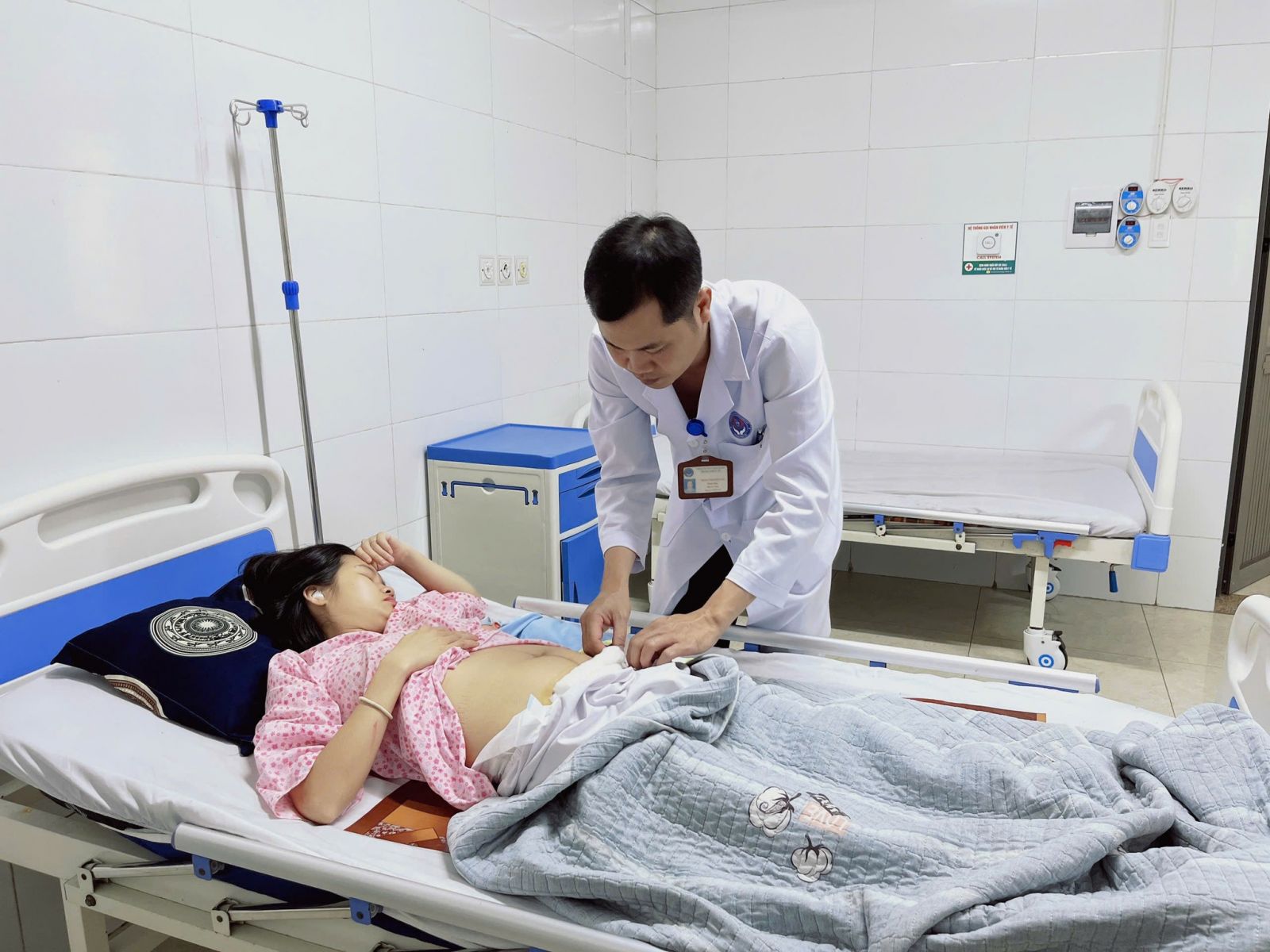 Báo động đỏ toàn viện cứu mẹ con sản phụ- Ảnh 1.