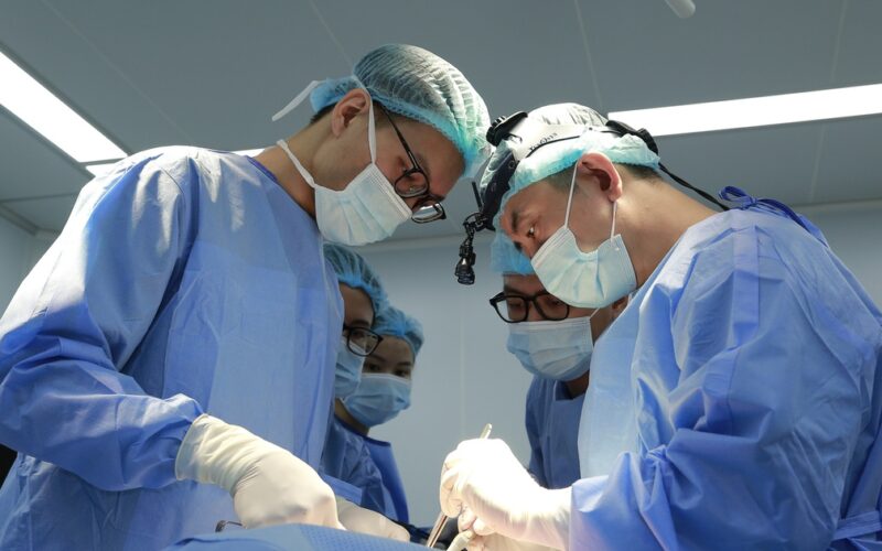 Bị cắn đứt rời môi sau mâu thuẫn gia đình, người đàn ông phải nhập viện tạo hình