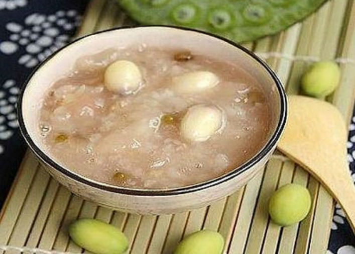 chao-long-nhan-hat-sen-chua-mat-ngu-hieu-qua-1780223468121624137680 5 món ăn bài thuốc giúp an thần, giảm căng thẳng cho sĩ tử- Ảnh 1.