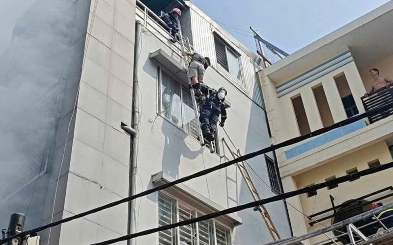 Cảnh sát kịp thời cứu nạn nhân trong vụ cháy nhà 5 tầng ở TPHCM