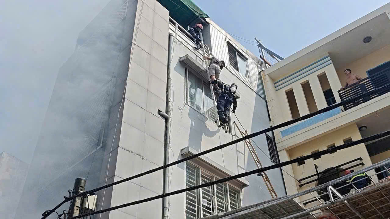 Cảnh sát kịp thời cứu nạn nhân trong vụ cháy nhà 5 tầng ở TPHCM- Ảnh 1.