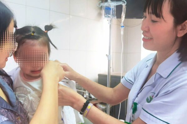 Bé gái 22 tháng tuổi bị chó cắn, nhập viện hoảng loạn, khuôn mặt nhiều vết thương