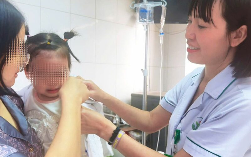 Bé gái 22 tháng tuổi bị chó cắn, nhập viện hoảng loạn, khuôn mặt nhiều vết thương