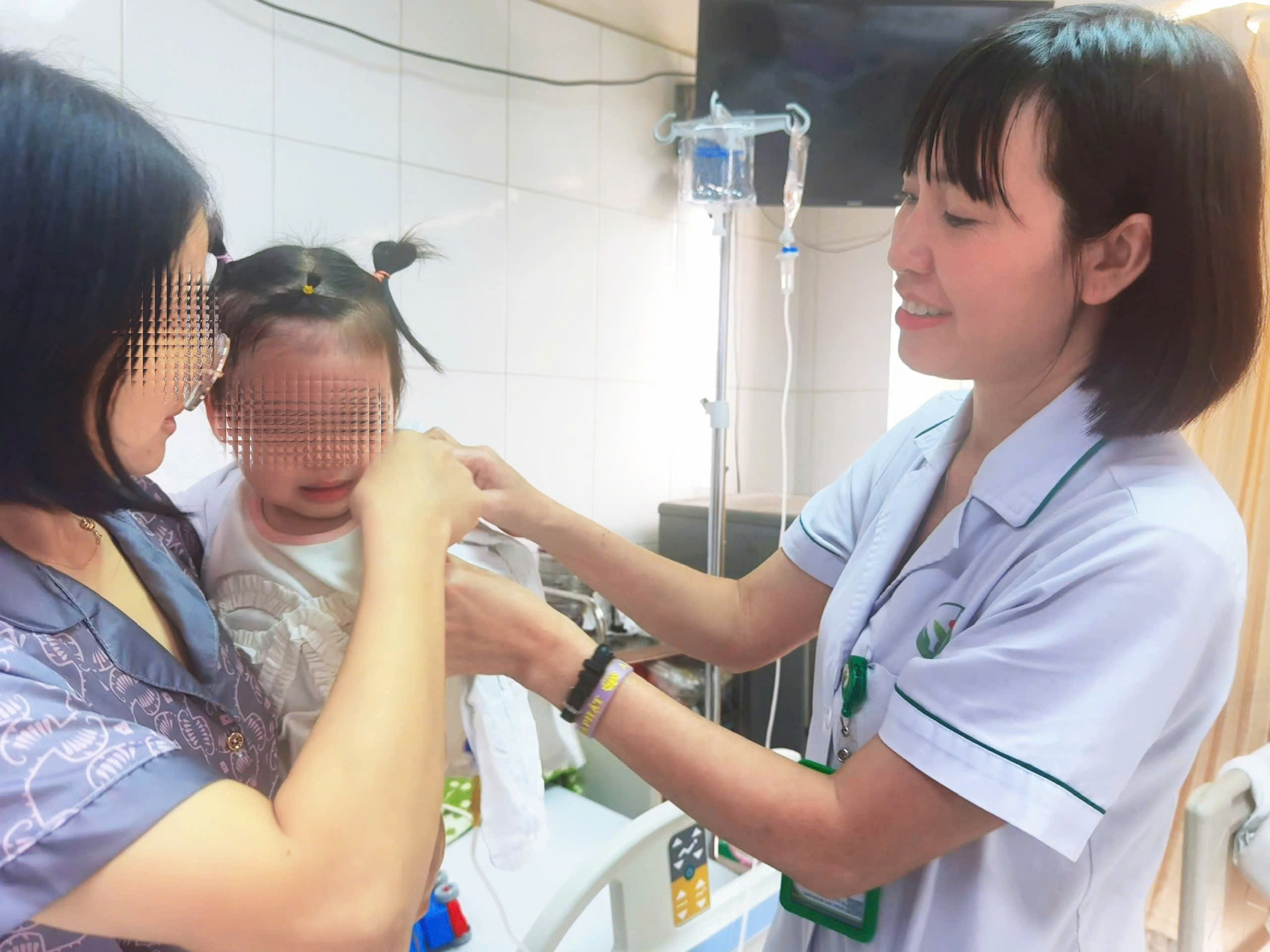 Bé gái 22 tháng tuổi bị chó cắn, nhập viện hoảng loạn, khuôn mặt nhiều vết thương
- Ảnh 2.