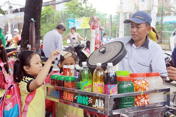 do-an-vat-17779540539331598201369 Kiểm soát đồ ăn vặt và nước giải khát có đường khi trẻ nghỉ hè- Ảnh 1.