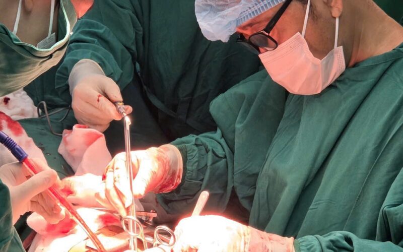 Nam thanh niên bị đứt động mạch cổ được cứu sống ngoạn mục