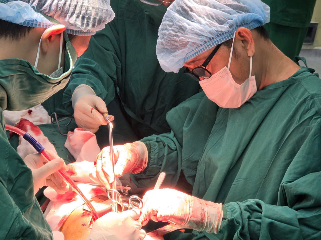Nam thanh niên bị đứt động mạch cổ được cứu sống ngoạn mục- Ảnh 1.