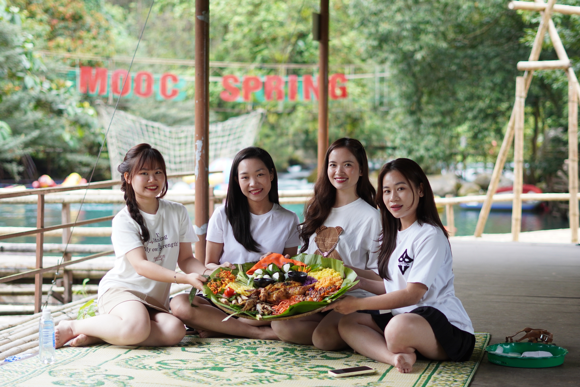 Hàng vạn du khách đến Phong Nha trong kỳ nghỉ lễ mang lại nguồn thu lớn- Ảnh 2.