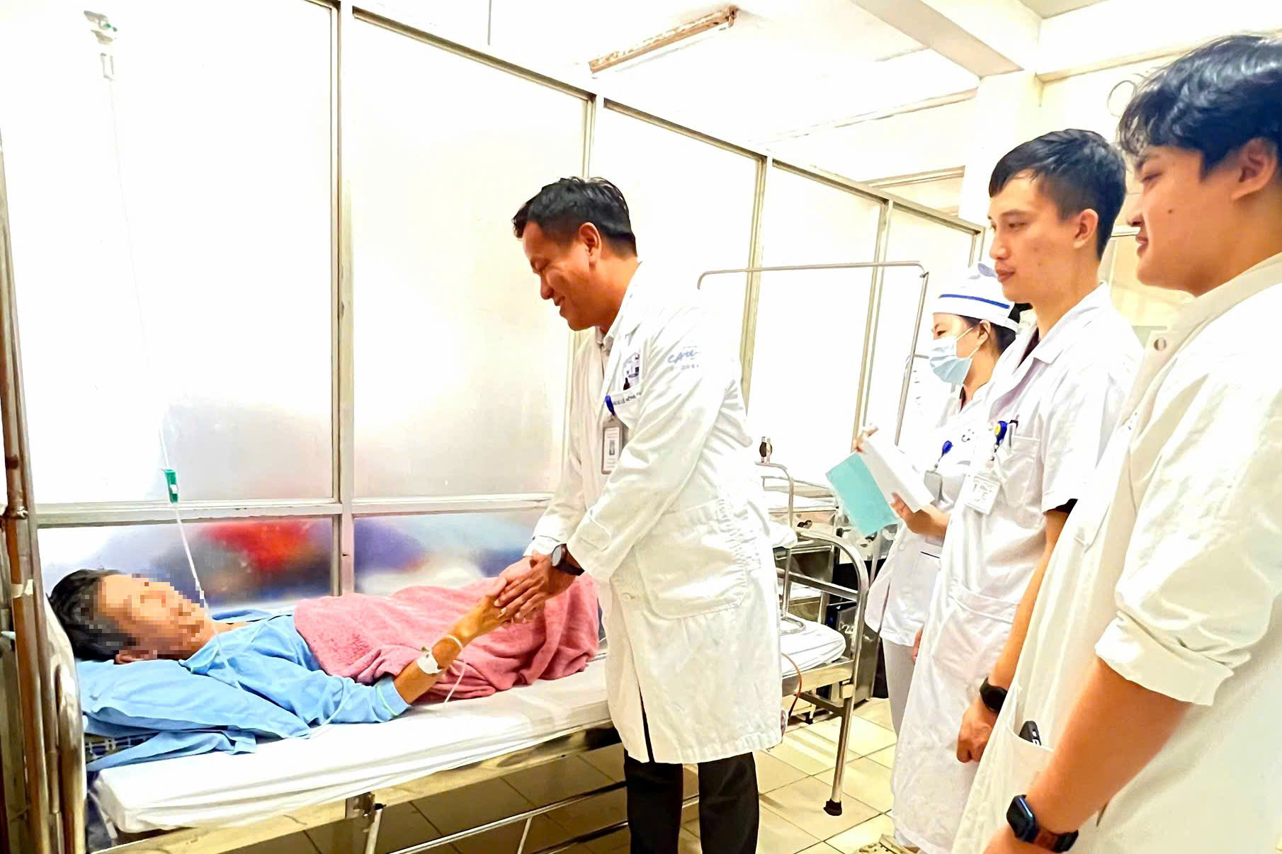 Người đàn ông suýt mất chân vì máy cắt rạ, làm gì để giữ cơ hội phục hồi chi thể?- Ảnh 2.