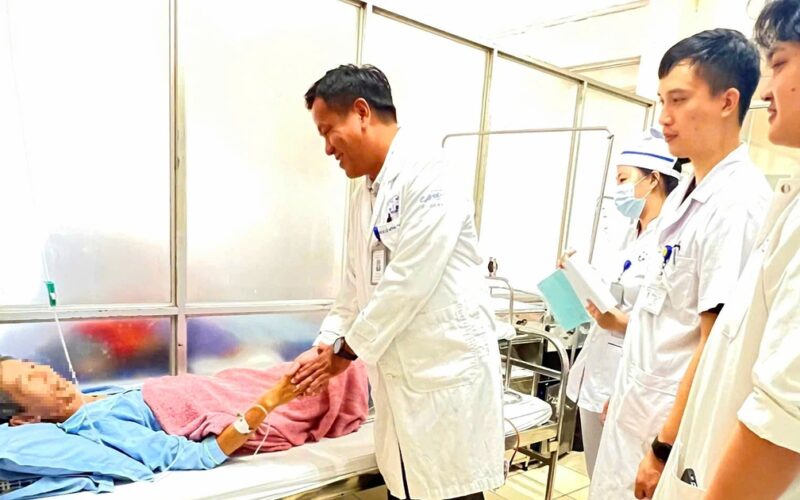 Người đàn ông suýt mất chân vì máy cắt rạ, làm gì để giữ cơ hội phục hồi chi thể?