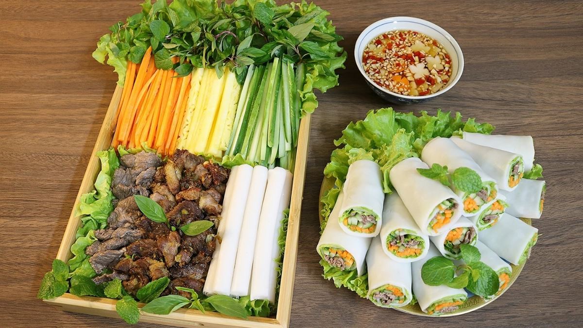 hinh-mon-an-t11-1200-x-676-px-2025-11-24t103337919-17785727972762094707003 Phở cuốn: Biến tấu món phở thanh mát giúp giảm cân, giữ dáng- Ảnh 1.