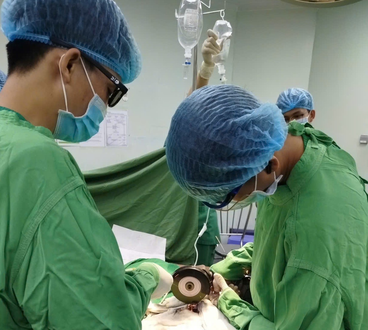 Dị vật kim loại 'khóa chặt' dương vật, bệnh nhân suýt phải trả giá đắt- Ảnh 1.
