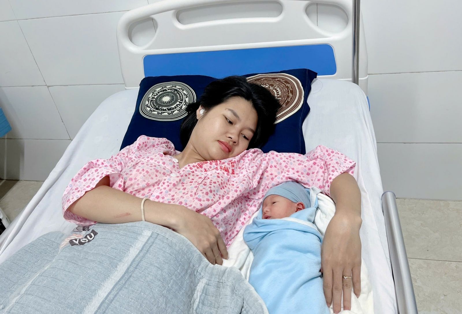 Báo động đỏ toàn viện cứu mẹ con sản phụ- Ảnh 2.