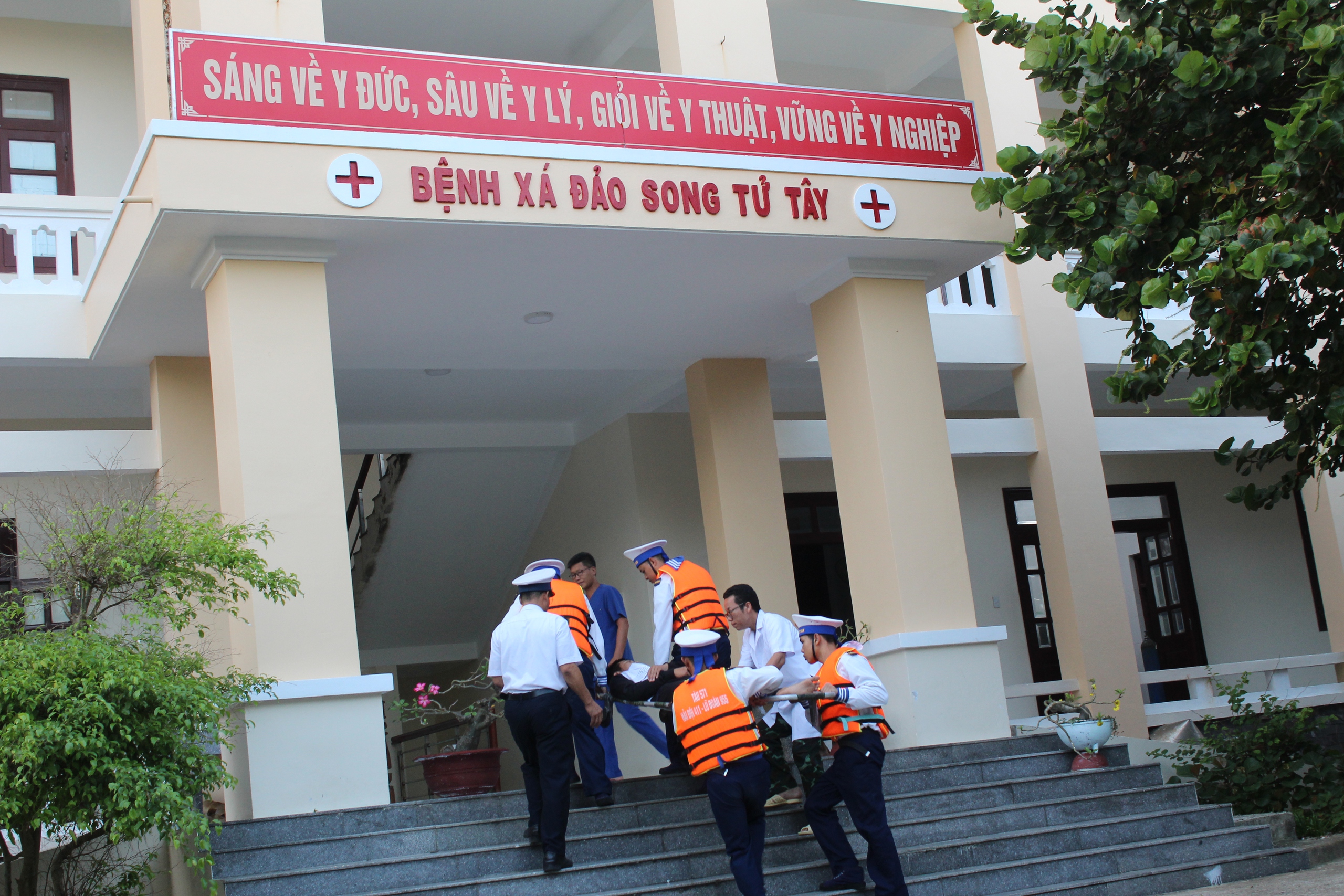 ngu-1-17775118385111341856662 Quân y đảo Song Tử Tây chạy đua cứu hai ngư dân Lâm Đồng bị giảm áp nặng do lặn sâu- Ảnh 1.