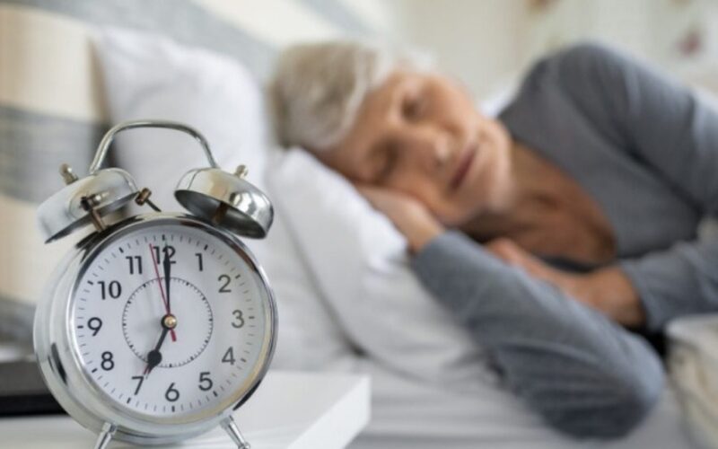 Người cao tuổi nên ăn gì và tránh gì để có giấc ngủ sâu?